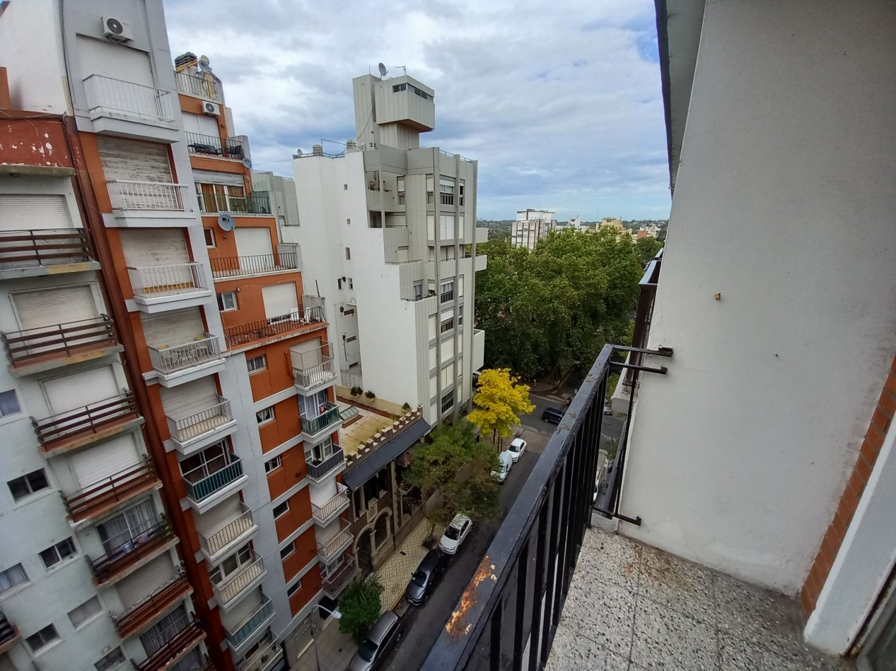 VENTA 1AMB AL FRENTE-BALCON-BAÑO RECICLADO-PISOS NUEVOS-GUEMES