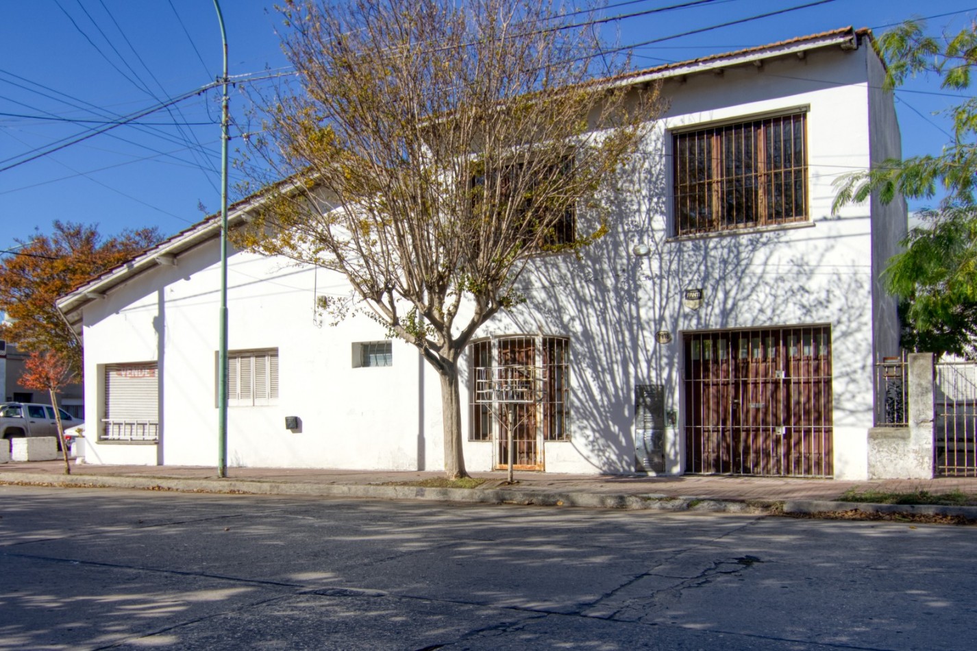 VENTA en ESQUINA CASA + LOCAL + DEPARTAMENTO con COCHERA 