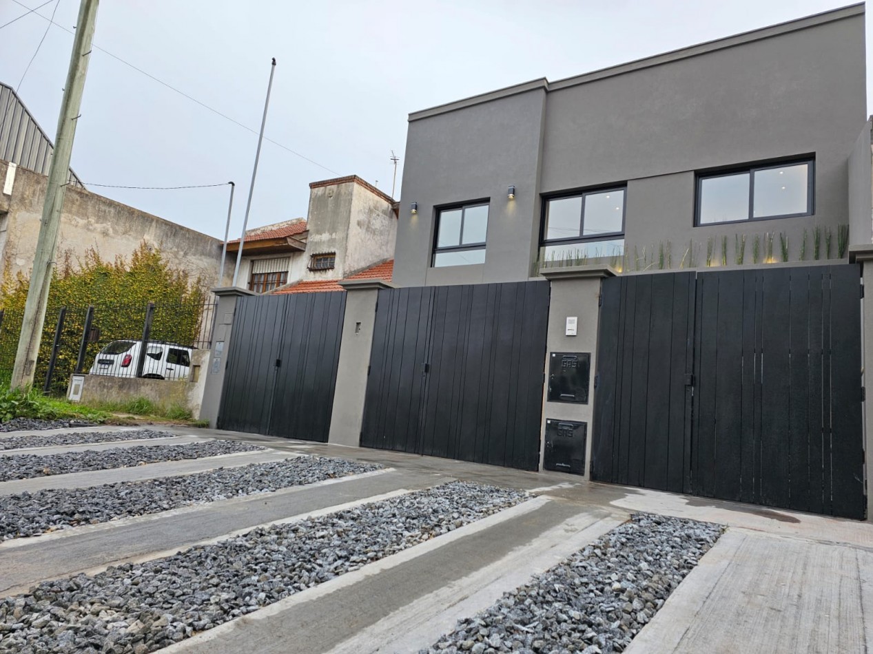 VENTA CASA PH INDEPENDIENTE POLETA  2 COCHERAS MAGALLANES al 5600