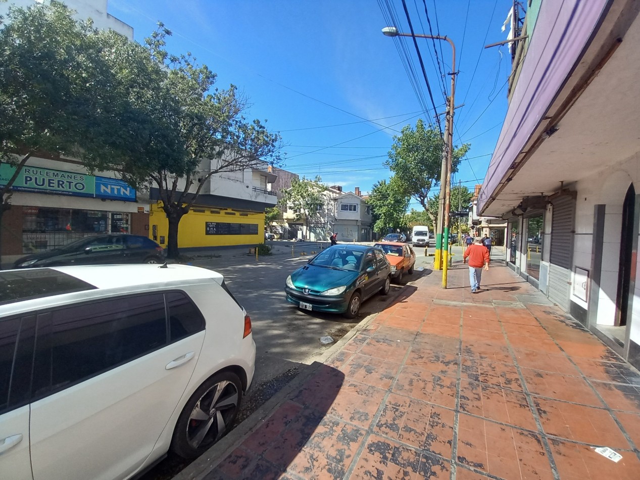 VENTA 1AMB FRENTE en 2 PISO X ESCALERA-EDIFICIO ANTIGUO-PUERTO 