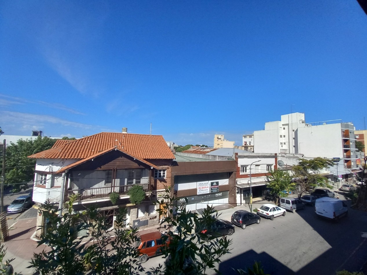 VENTA 1AMB FRENTE en 2 PISO X ESCALERA-EDIFICIO ANTIGUO-PUERTO 