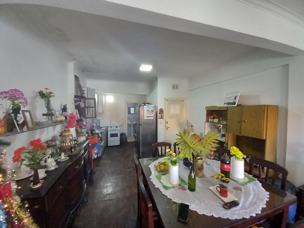 VENTA 1AMB FRENTE en 2 PISO X ESCALERA-EDIFICIO ANTIGUO-PUERTO 