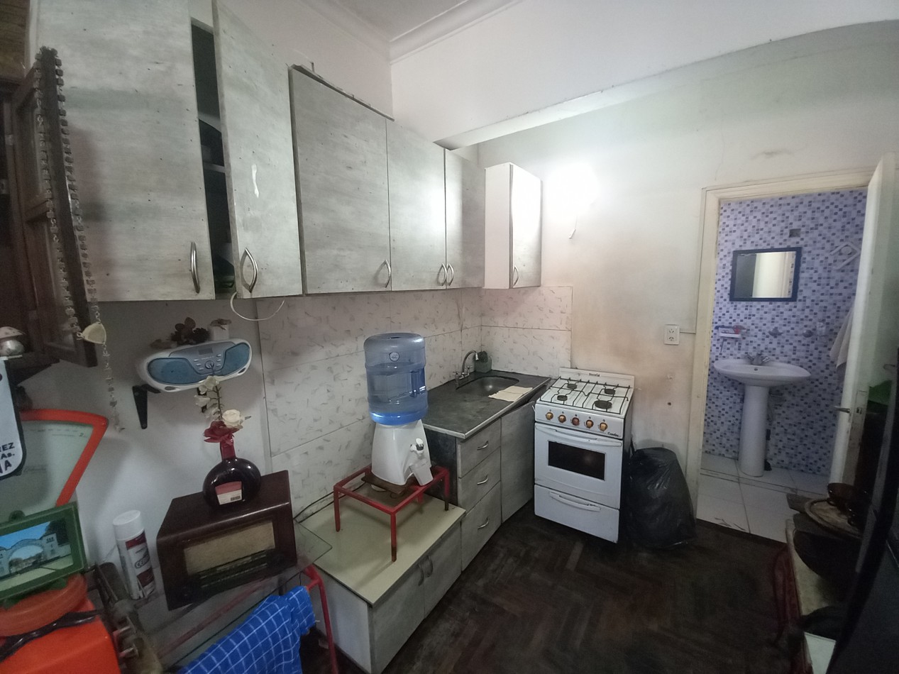 VENTA 1AMB FRENTE en 2 PISO X ESCALERA-EDIFICIO ANTIGUO-PUERTO 