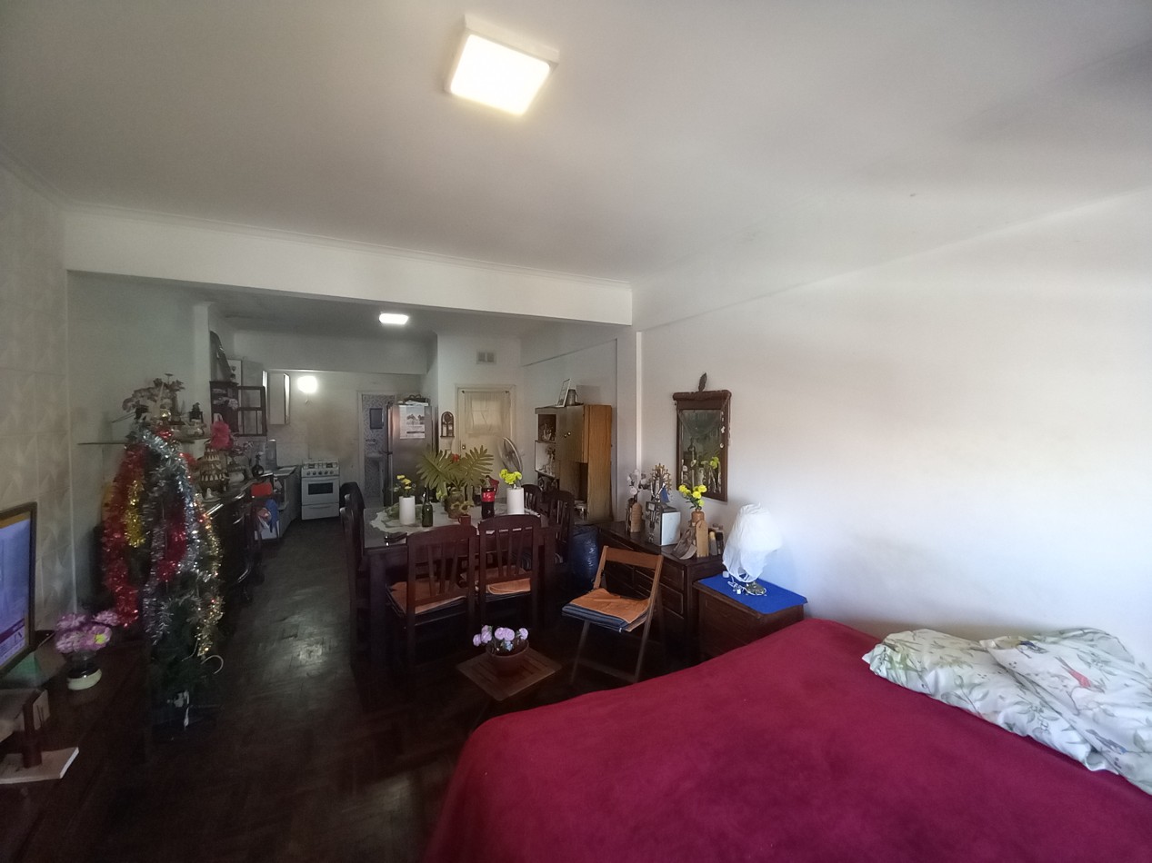 VENTA 1AMB FRENTE en 2 PISO X ESCALERA-EDIFICIO ANTIGUO-PUERTO 