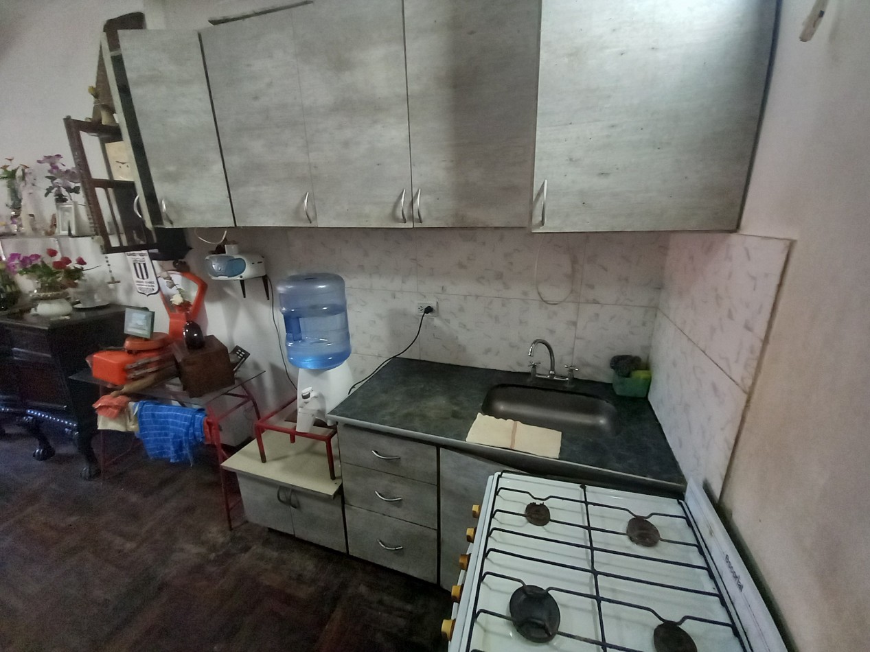 VENTA 1AMB FRENTE en 2 PISO X ESCALERA-EDIFICIO ANTIGUO-PUERTO 