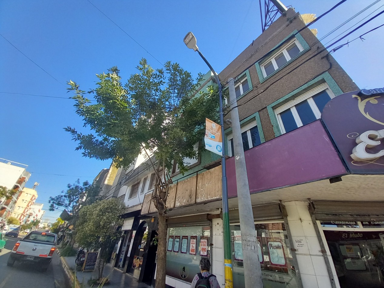 VENTA 1AMB FRENTE en 2 PISO X ESCALERA-EDIFICIO ANTIGUO-PUERTO 