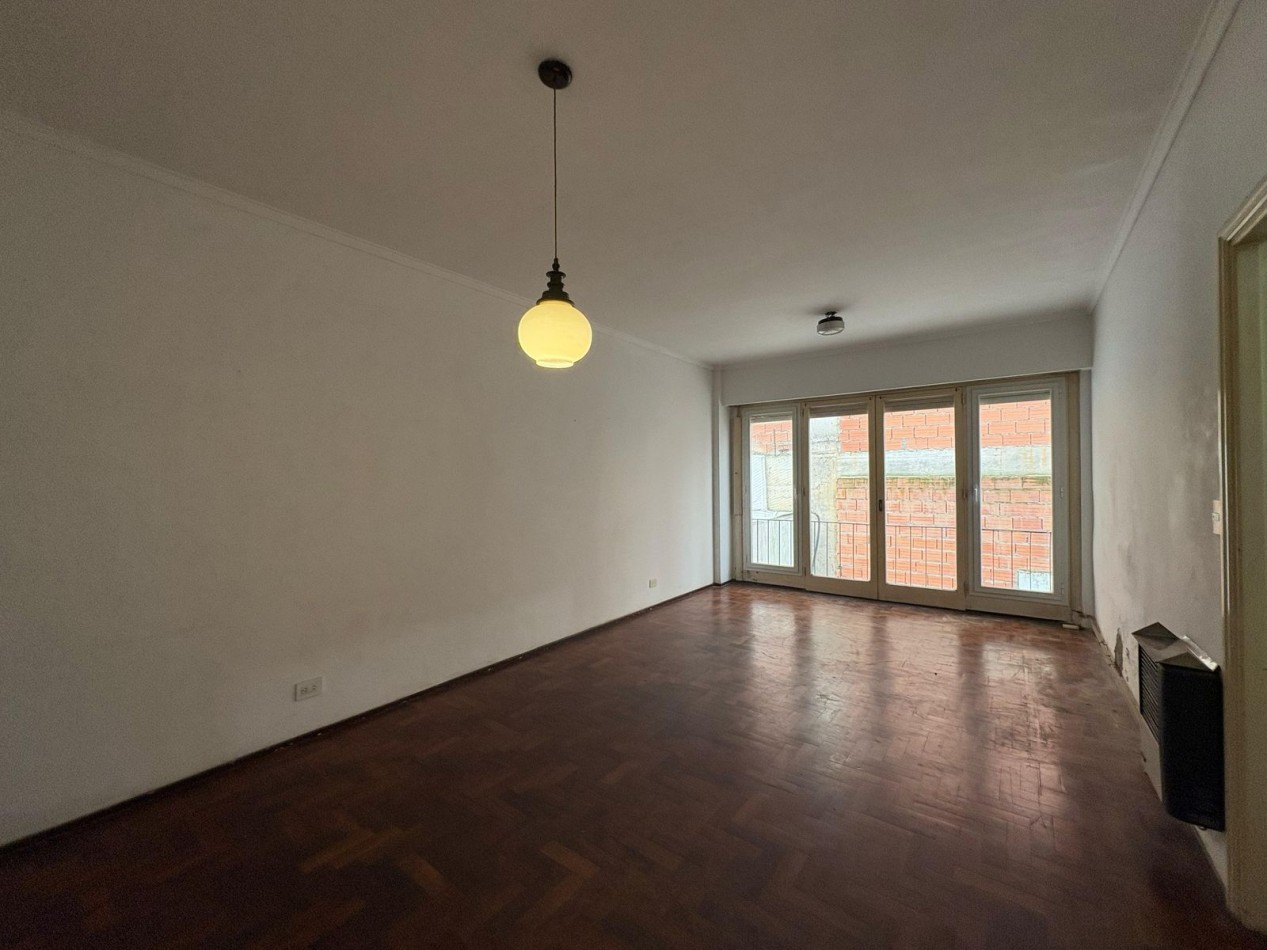 VENTA 3AMB con DEPENDENCIA ESTADO ORIGINAL 2 BAÑOS CENTRO