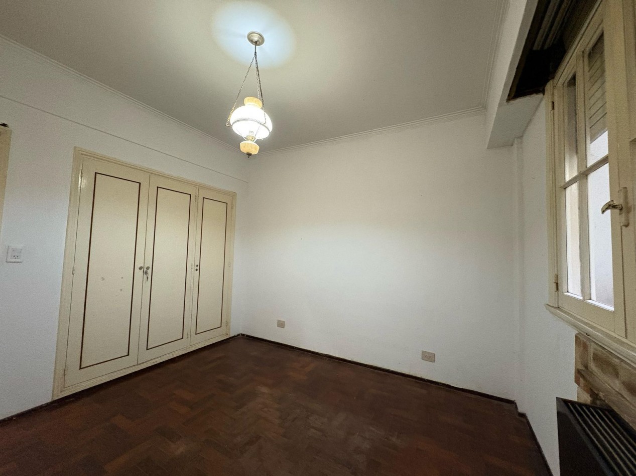 VENTA 3AMB con DEPENDENCIA ESTADO ORIGINAL 2 BAÑOS CENTRO