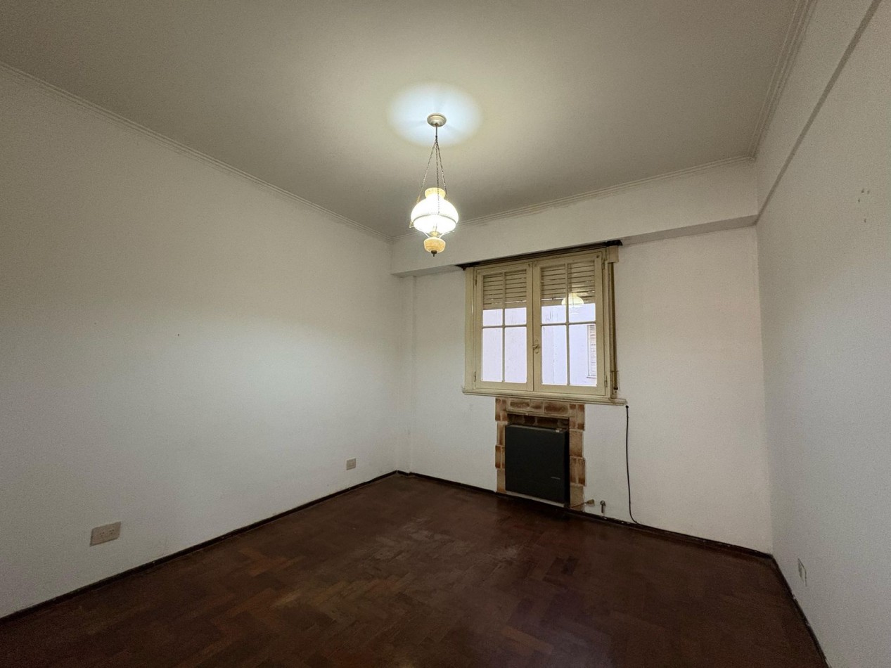 VENTA 3AMB con DEPENDENCIA ESTADO ORIGINAL 2 BAÑOS CENTRO