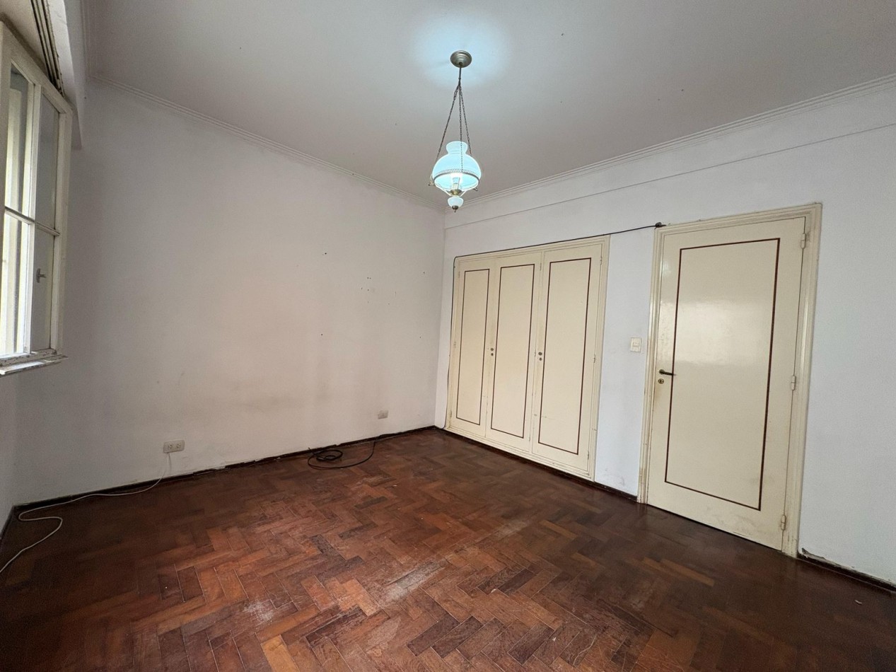 VENTA 3AMB con DEPENDENCIA ESTADO ORIGINAL 2 BAÑOS CENTRO