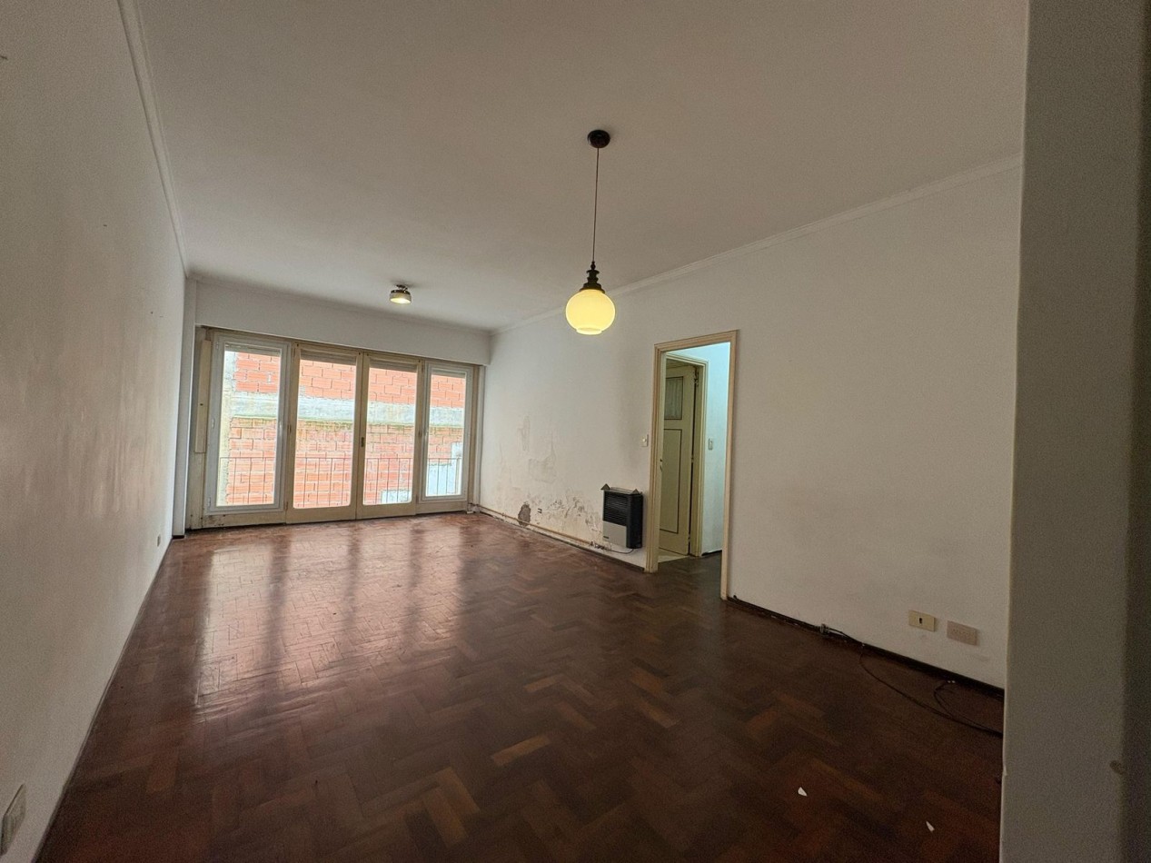 VENTA 3AMB con DEPENDENCIA ESTADO ORIGINAL 2 BAÑOS CENTRO