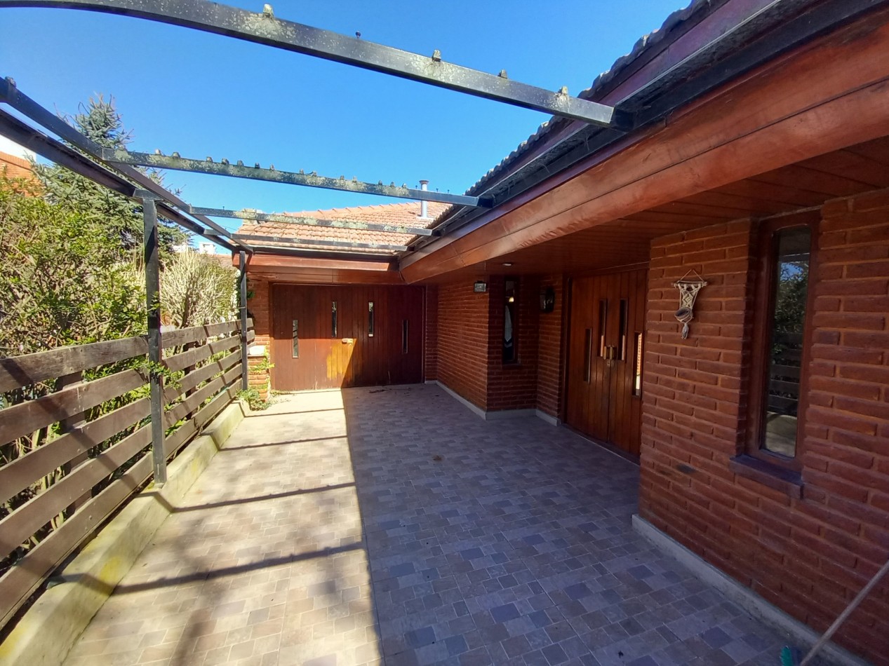 VENTA CHALET 5AMB EXCELENTE PARQUE PILETA COCHERA