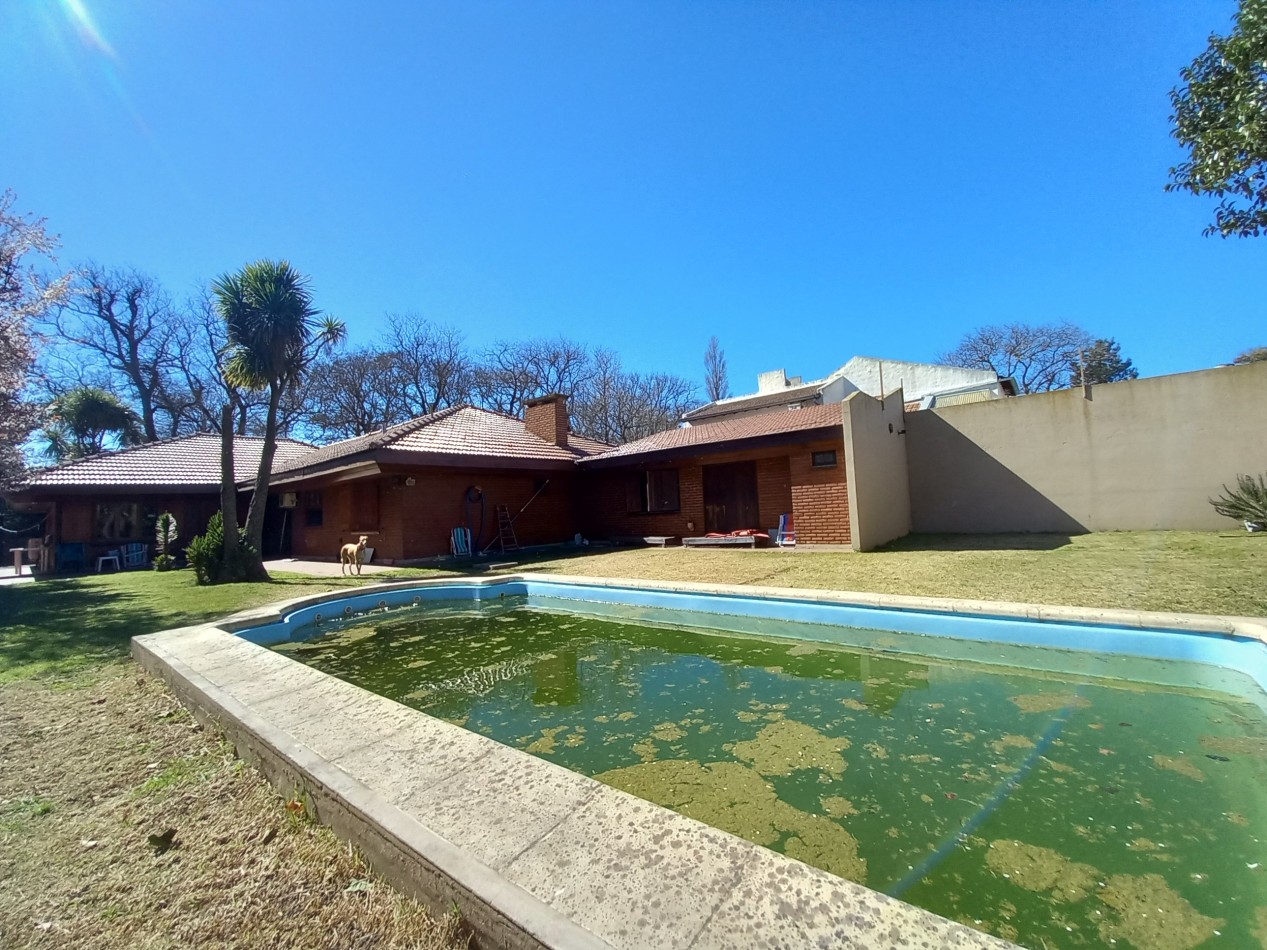 VENTA CHALET 5AMB EXCELENTE PARQUE PILETA COCHERA