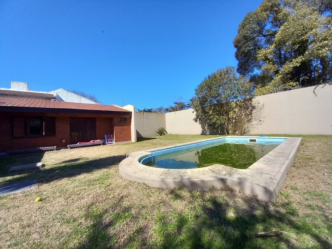 VENTA CHALET 5AMB EXCELENTE PARQUE PILETA COCHERA