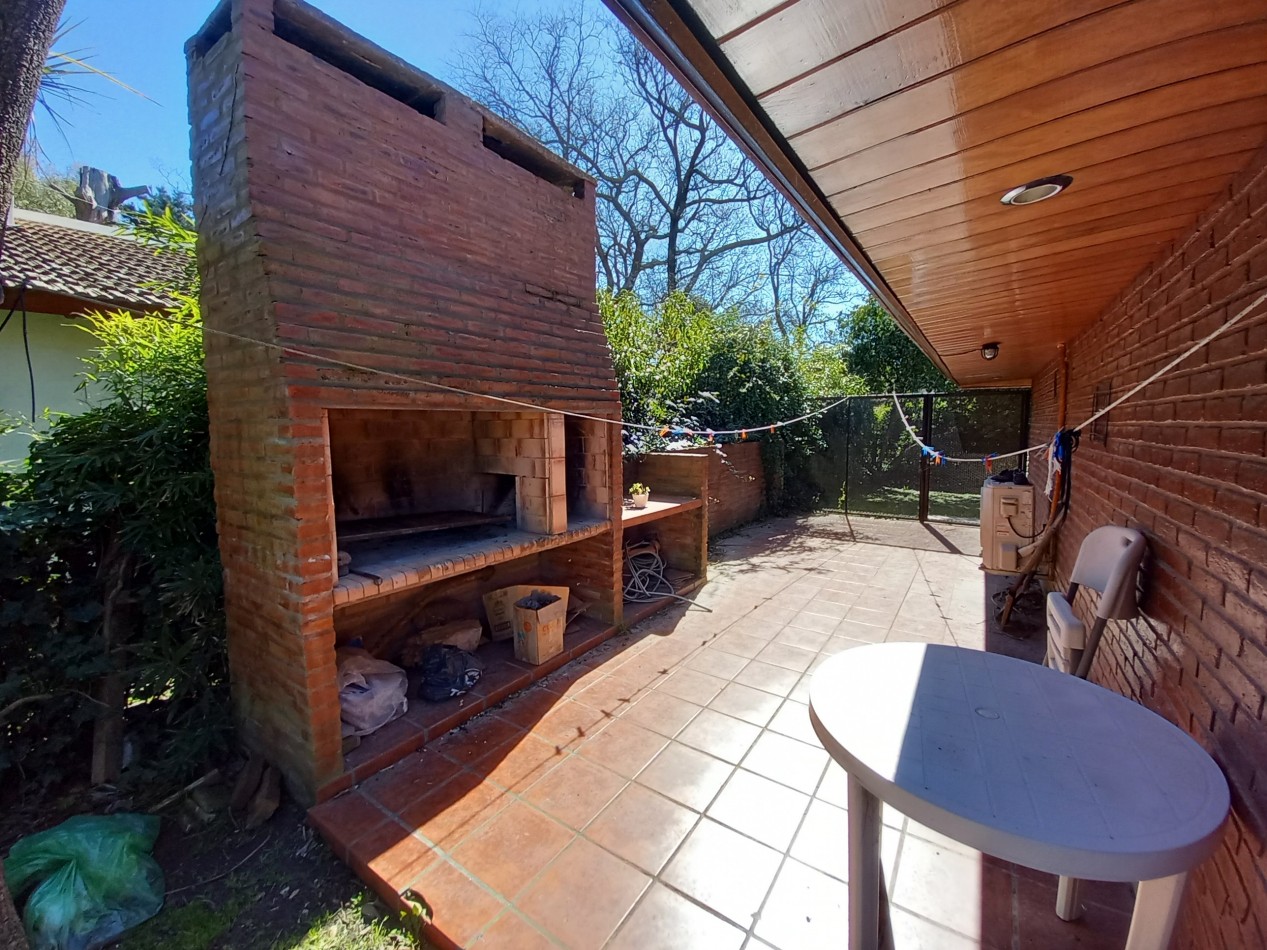 VENTA CHALET 5AMB EXCELENTE PARQUE PILETA COCHERA