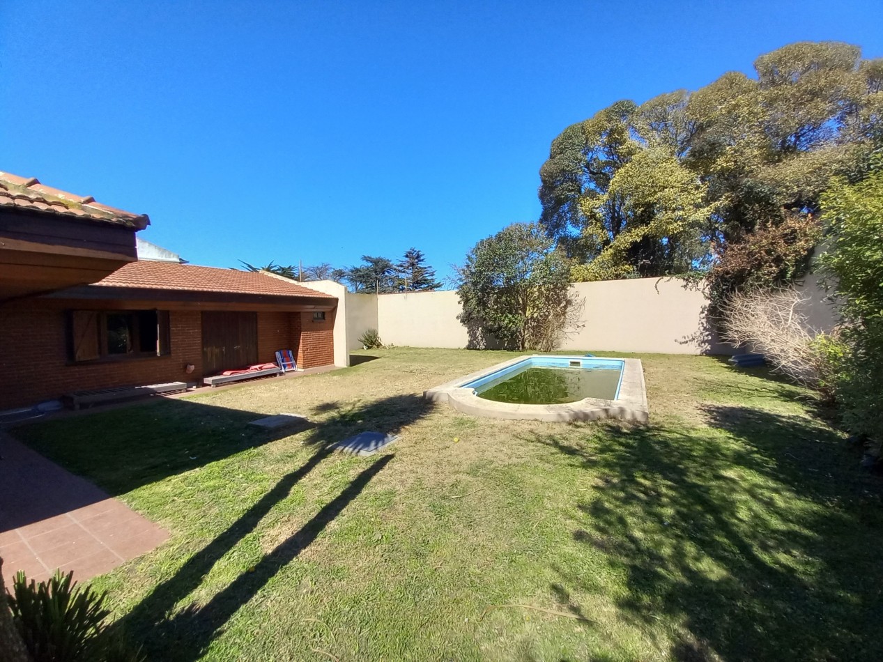 VENTA CHALET 5AMB EXCELENTE PARQUE PILETA COCHERA