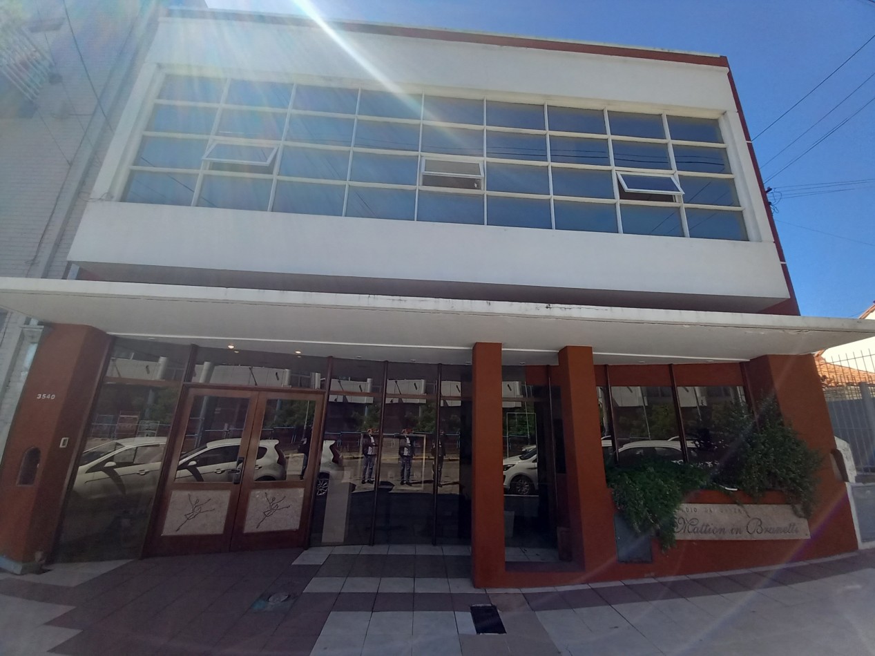 ALQUILER SALON para YOGA EXCELENTE HIPOLITO IRIGOYEN y PRIMERA JUNTA