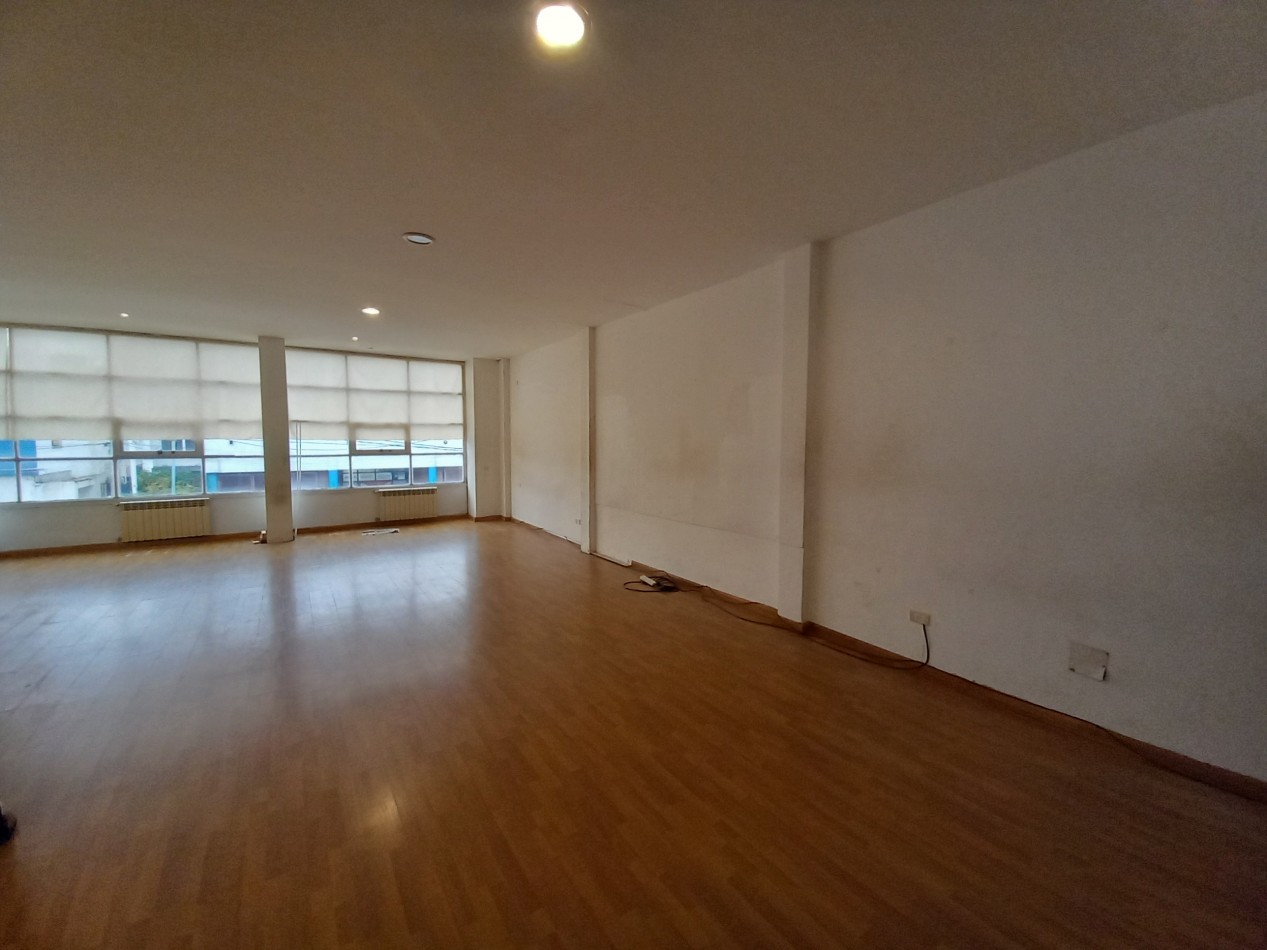 ALQUILER SALON  para YOGA EXCELENTE HIPOLITO IRIGOYEN y PRIMERA JUNTA