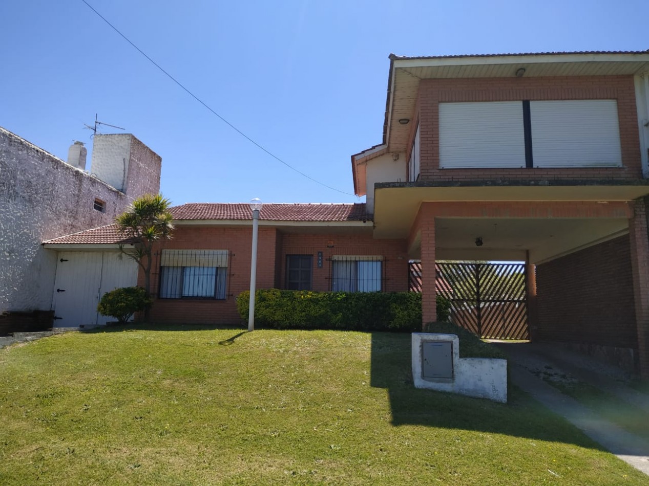 VEBTA de 2 CASAS FRENTE AL MAR BARRIO SAN JACINTO-EXCELENTE INVERSION