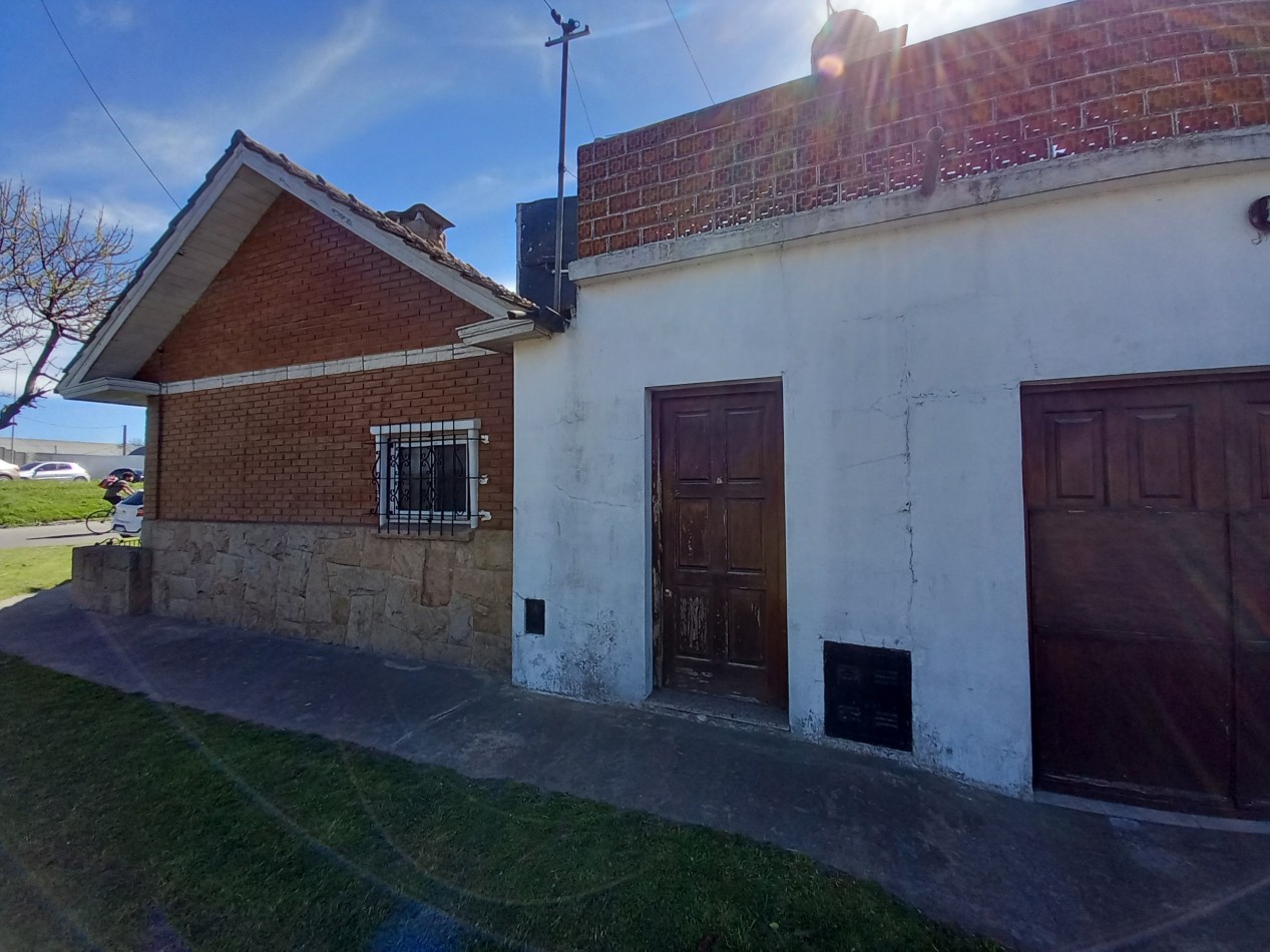 VENTA CASA  COCHERA PATIO ITUZAINGO Y CHAMPAGNAT