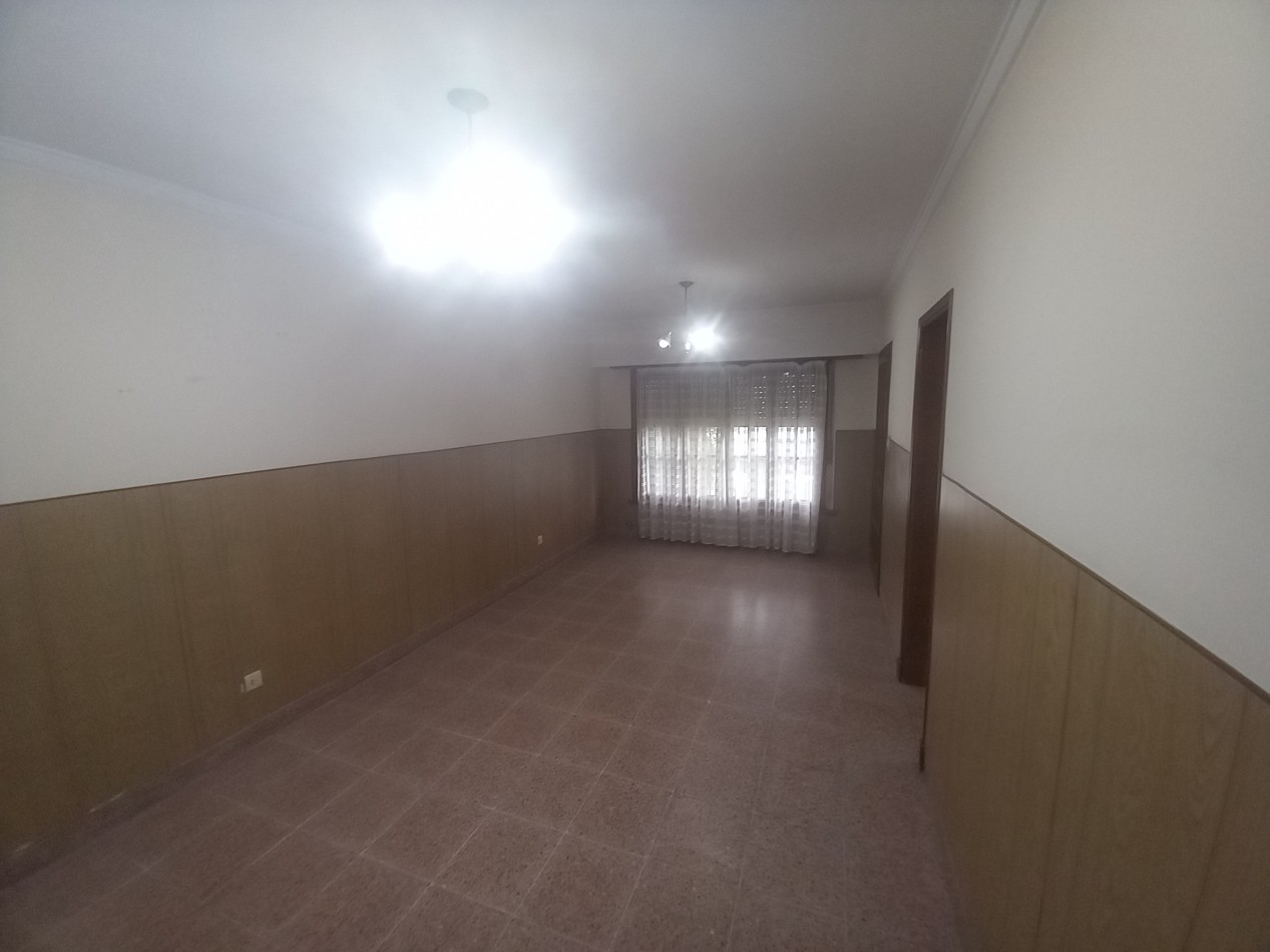 VENTA CASA 3AMB con GALPON PARQUE en LOTE PROPIO 