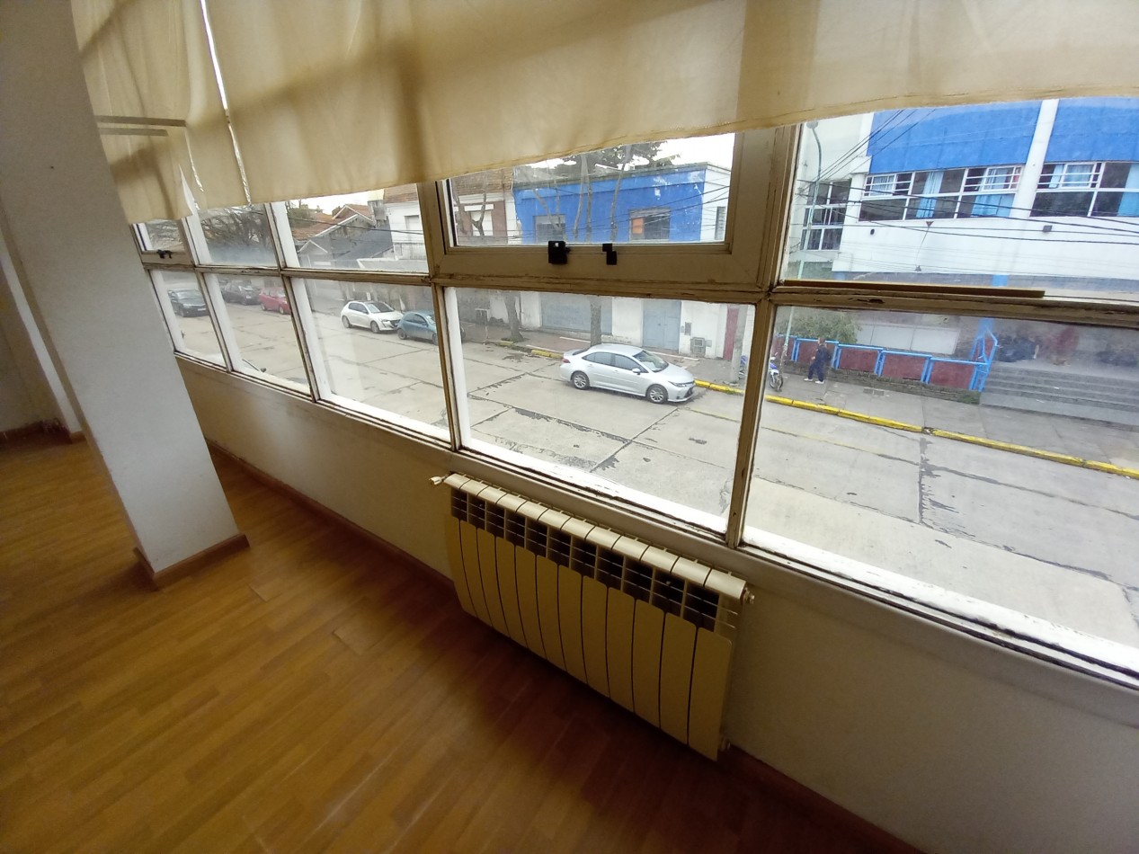 ALQUILER SALON  FRENTE PLANTA ALTA HIPOLITO IRIGOYEN al 3.500 