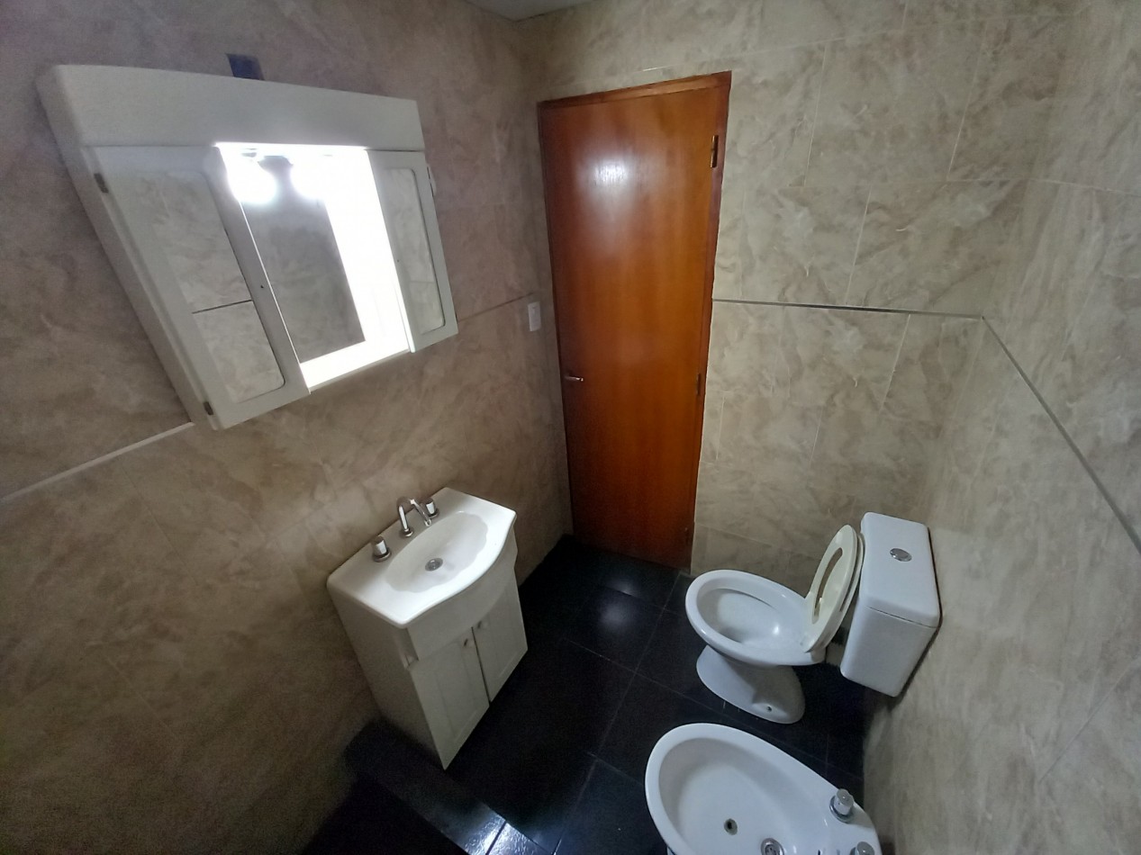 ALQUILER PH CASA 3 AMB COCHERA DESCUBIERTA y PATIO VUCETICH al 2900