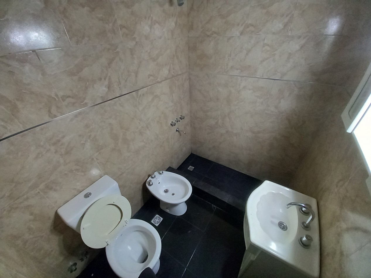 ALQUILER PH CASA 3 AMB COCHERA DESCUBIERTA y PATIO VUCETICH al 2900