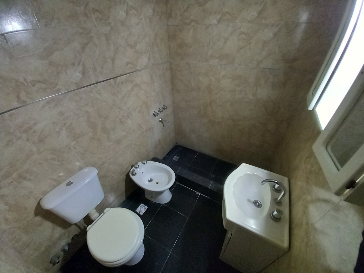 ALQUILER PH CASA 3 AMB COCHERA DESCUBIERTA y PATIO VUCETICH al 2900