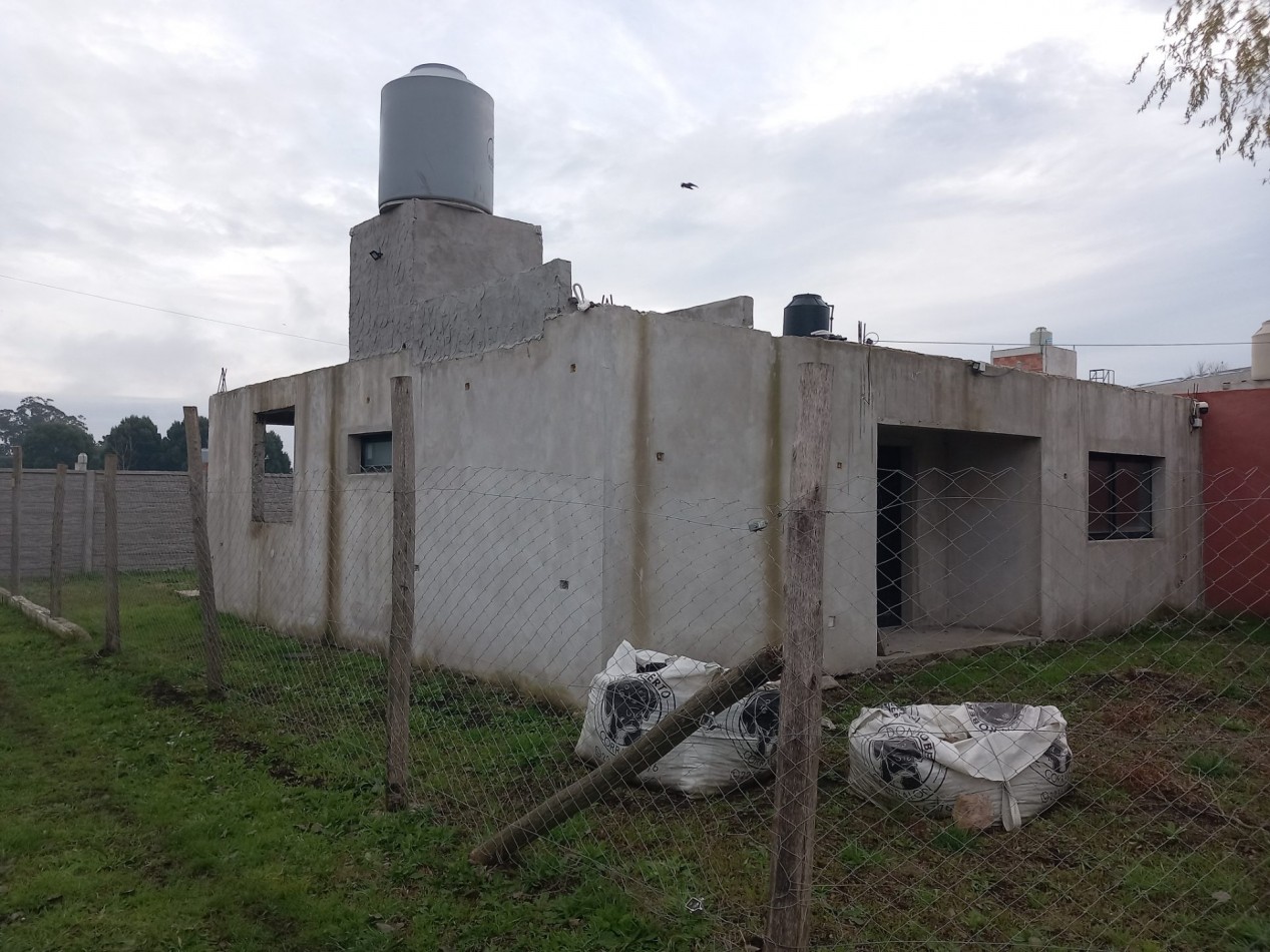 VENTA CASA MODERNA A TERMINAR CAMET NORTE 
