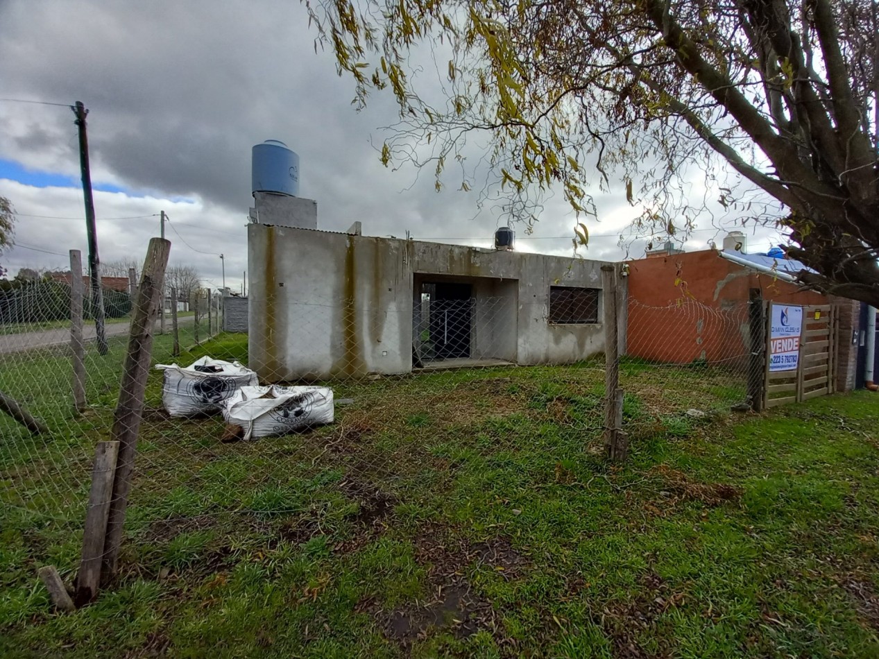 VENTA CASA MODERNA A TERMINAR CAMET NORTE 
