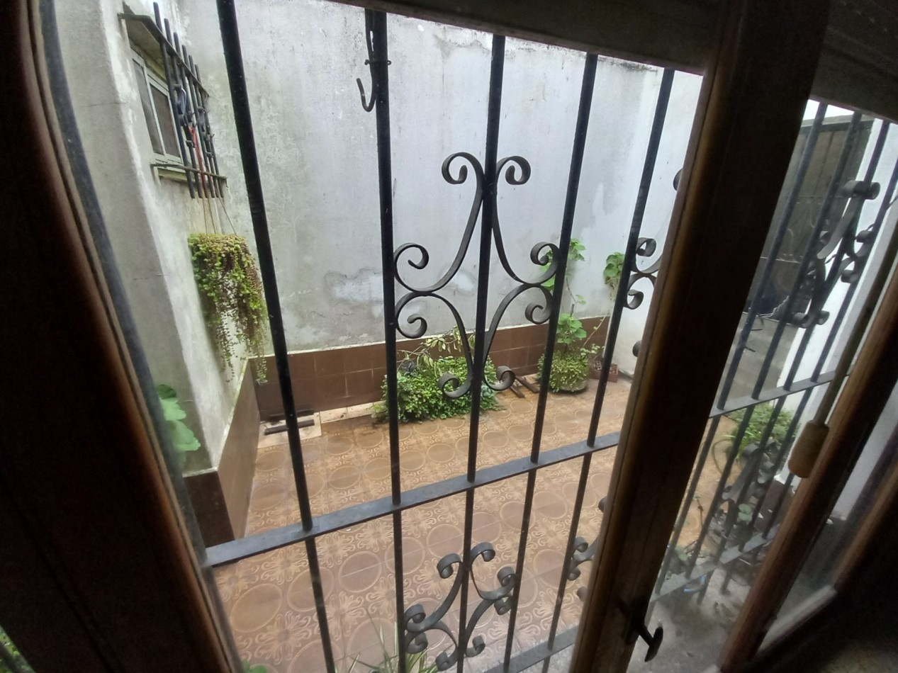 VENTA CASA COCHERA PATIO ITUZAINGO Y CHAMPAGNAT