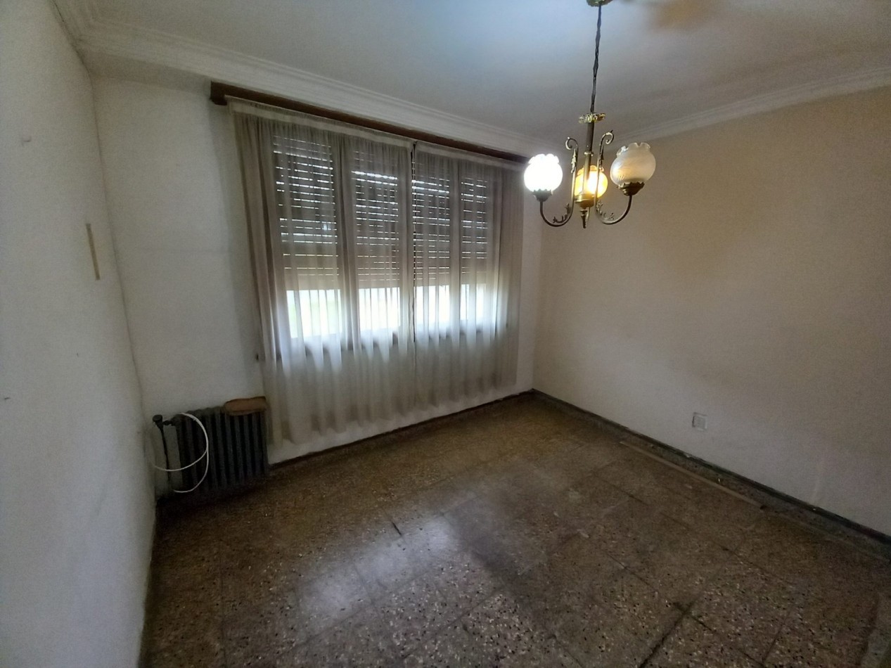 VENTA CASA COCHERA PATIO ITUZAINGO Y CHAMPAGNAT