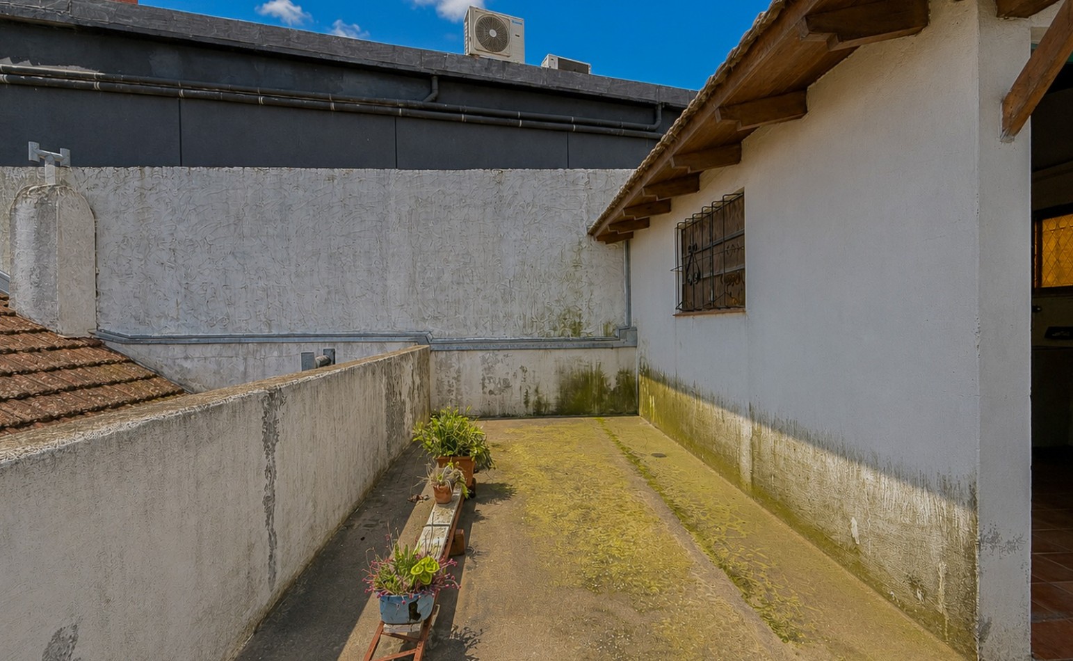 VENTA CASA COCHERA PATIO ITUZAINGO Y CHAMPAGNAT