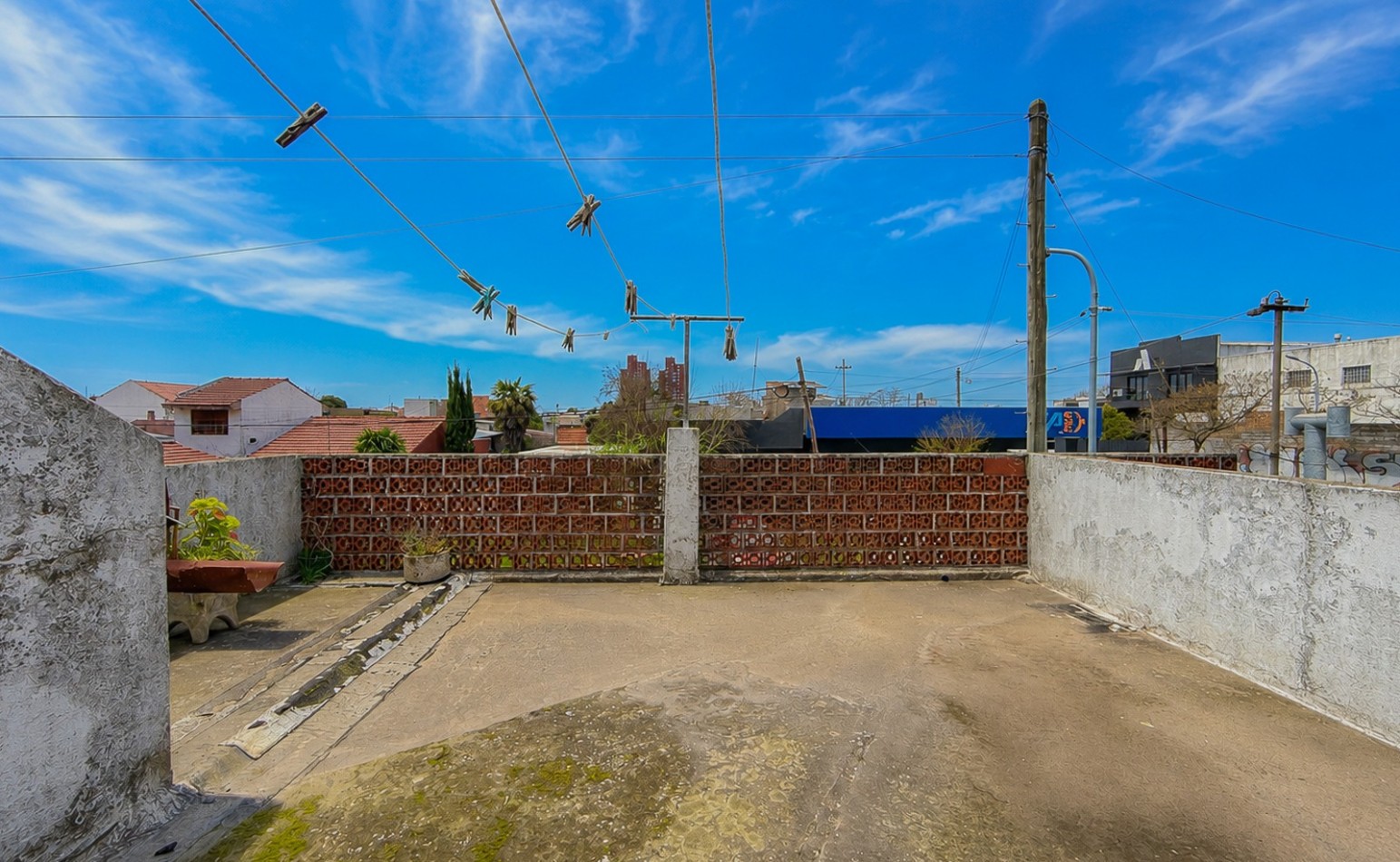 VENTA CASA COCHERA PATIO ITUZAINGO Y CHAMPAGNAT