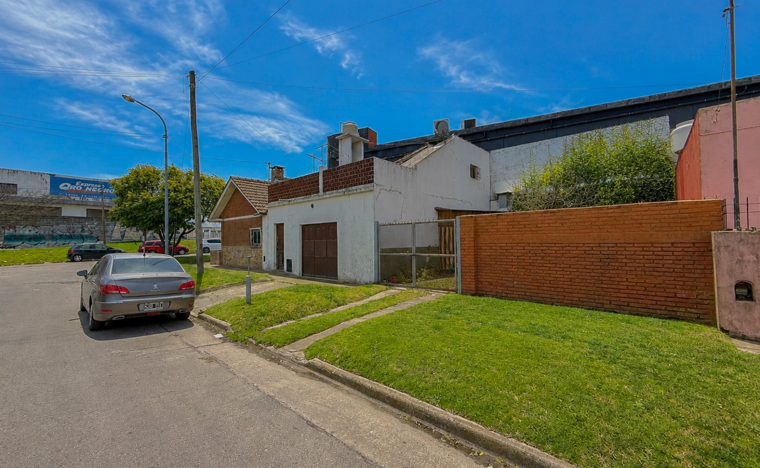 VENTA CASA COCHERA PATIO ITUZAINGO Y CHAMPAGNAT