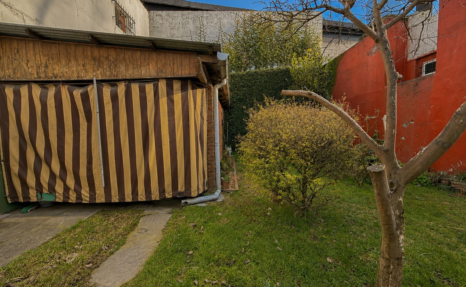 VENTA CASA COCHERA PATIO ITUZAINGO Y CHAMPAGNAT