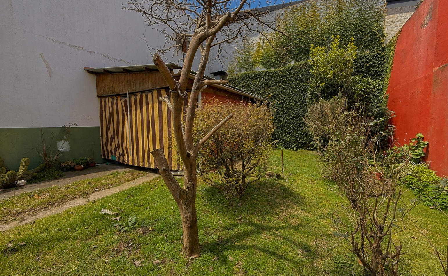 VENTA CASA COCHERA PATIO ITUZAINGO Y CHAMPAGNAT