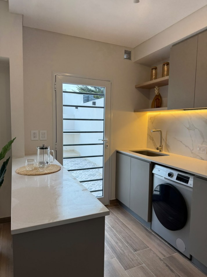 VENTA DUPLEX 4AMB RECICLADO PATIO COCHERA PARQUE LURO 