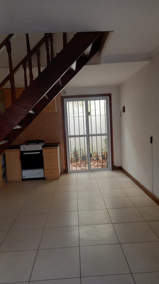 VENTA DUPLEX ORIGINAL CON PATIO PLANTA BAJA 