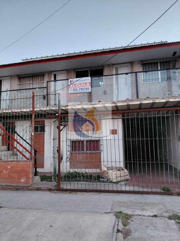ALQUILER 2AMB DUPLEX en PLANTA ALTA por ESCALERA 