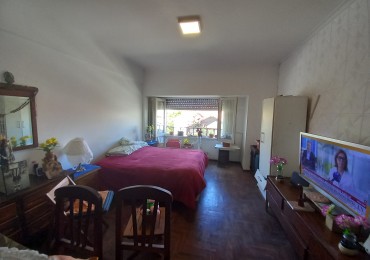 VENTA 1AMB FRENTE en 2 PISO X ESCALERA-EDIFICIO ANTIGUO-PUERTO 