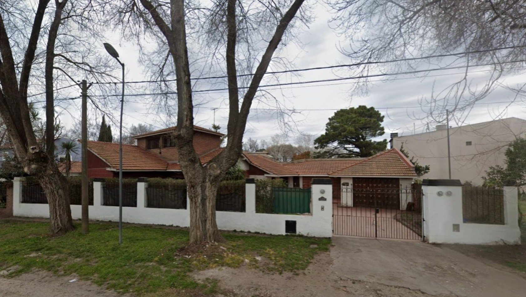 LINDISIMO CHALET EN BOSQUE ALEGRE,5 AMB. GARAGE.